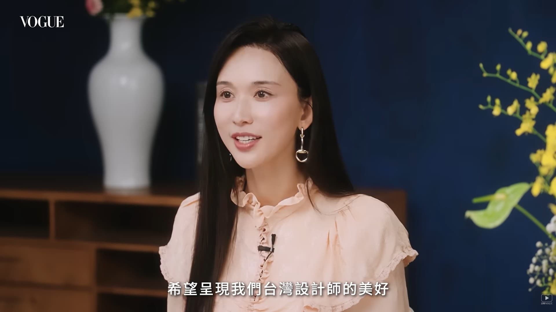 林志玲在影片中被認為樣貌與過往有所差別。（翻攝VOGUE Taiwan YT）