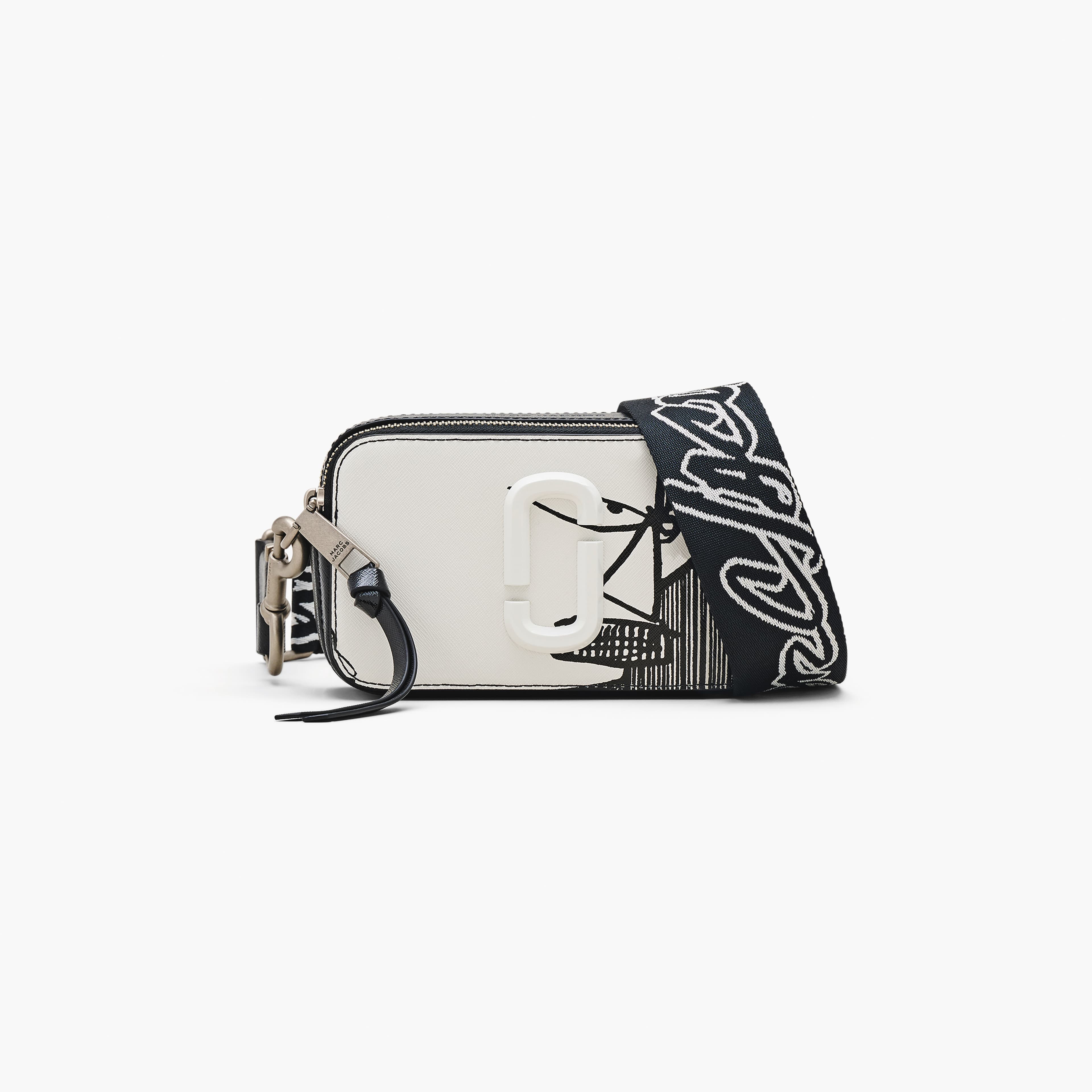 MARC JACOBS X FUTURA聯名系列THE SNAPSHOT肩背包 NT$14,300。（美之心提供）