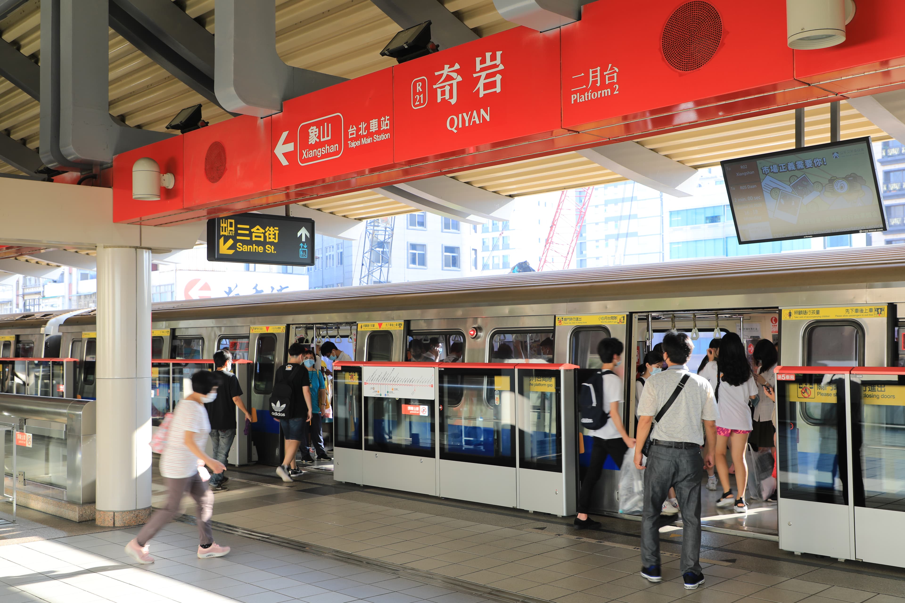 奇岩重劃區生活機能豐富，步行約８分鐘抵達捷運奇岩站，一線直達士林、北車、信義計畫區，環境與機能兼俱全台唯一。