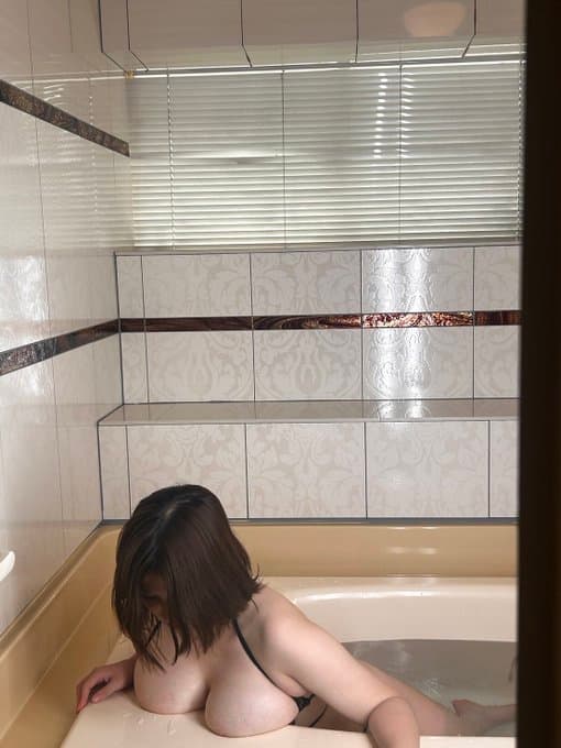 日本AV女優笹本優2024年以「瞞著未婚夫下海拍片的護理師」人設出道，外型甜美，加上傲人I級上圍，深受粉絲喜愛。（翻攝自白木聖菜推特）