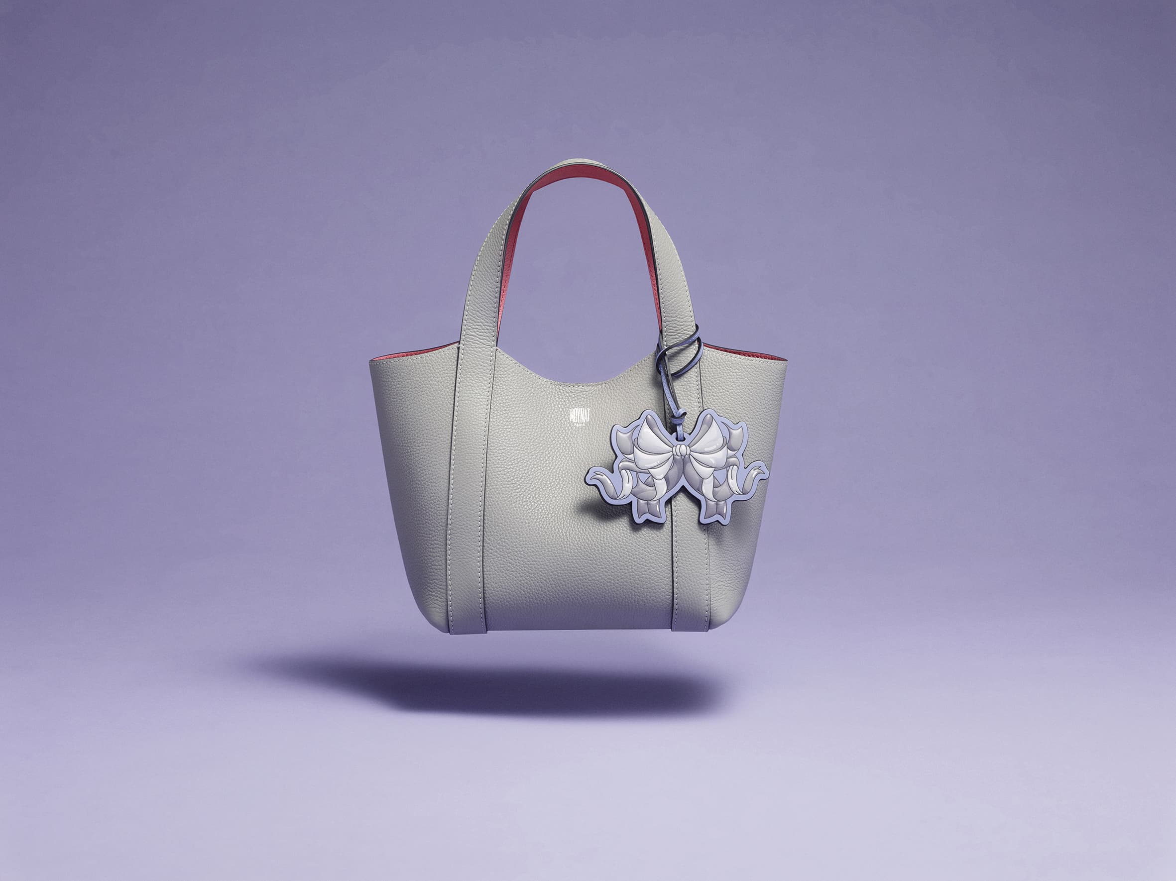 Le Duo BB七夕限定系列霧灰NT$56,400、蝴蝶結吊飾 NT$9,400。（MOYNAT提供）