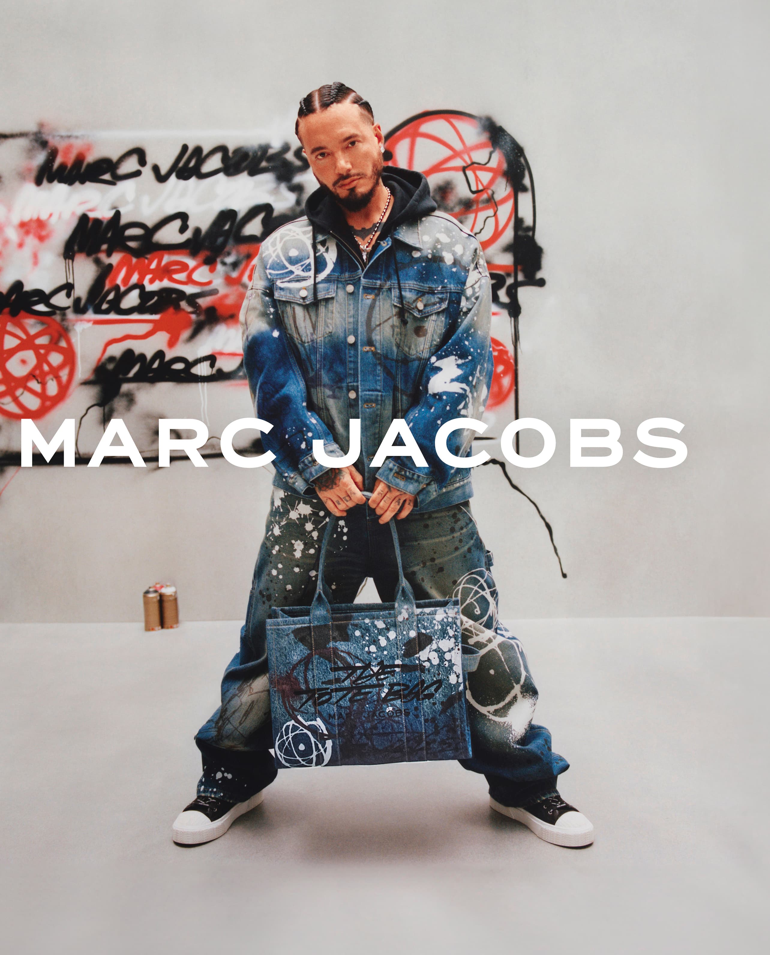 MARC JACOBS X FUTURA限量聯名系列邀來哥倫比亞雷鬼歌手J Balvin參與拍攝。插畫丹寧夾克 NT$26,200、寬版插畫丹寧長褲 NT$19,800、TOTE帆布包 NT$15,400。（美之心提供）