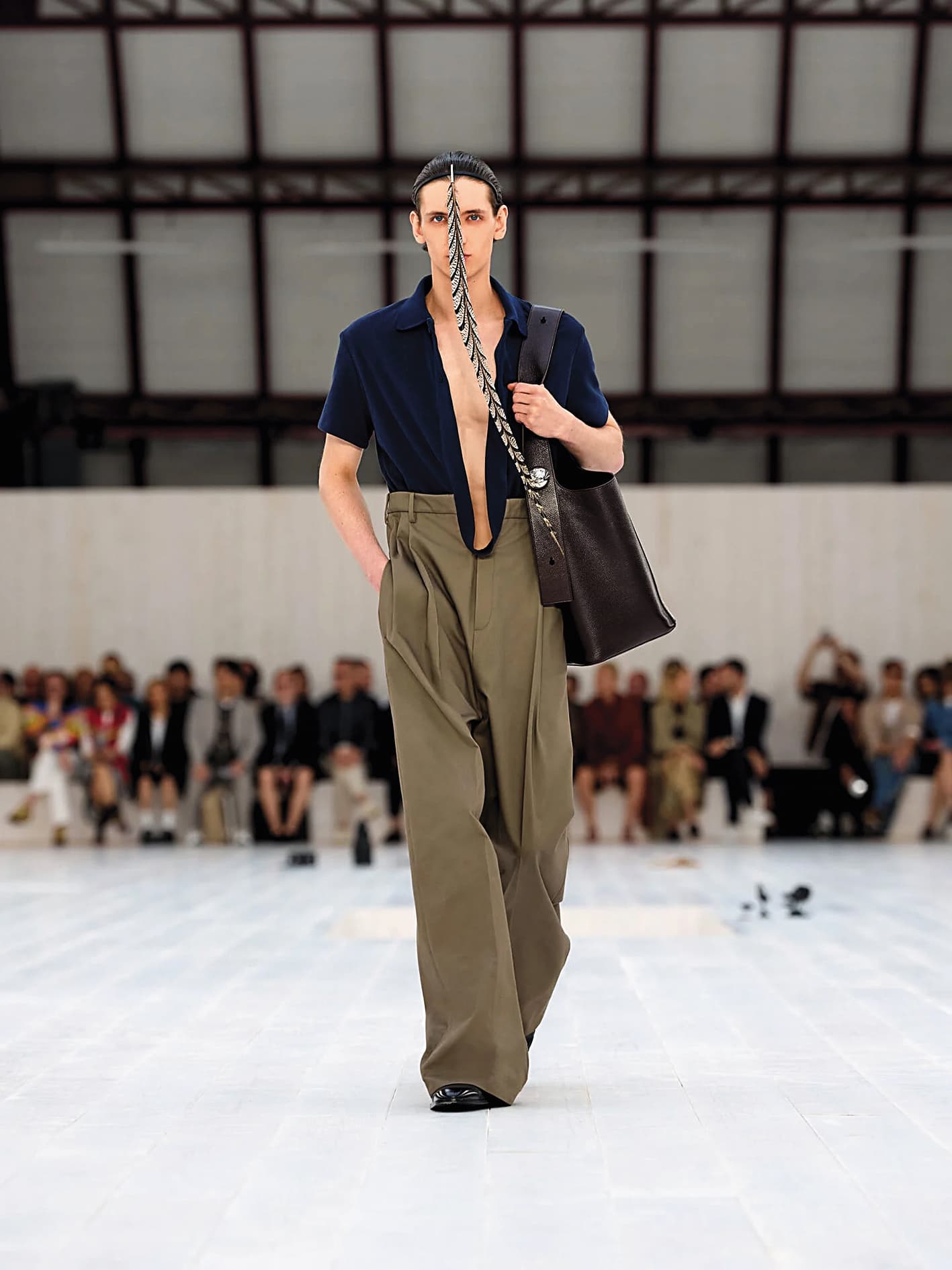 LOEWE大玩錯視手法，這件連身褲尺度直逼人魚線。（翻攝自LOEWE官網）
