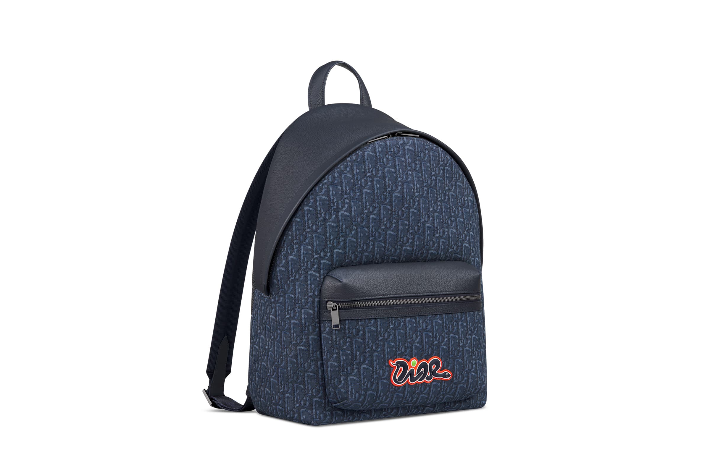 DIOR x KAWS Rider 2.0 海軍藍Oblique緹花拼接皮革後背包。NT$94,000（迪奧提供）