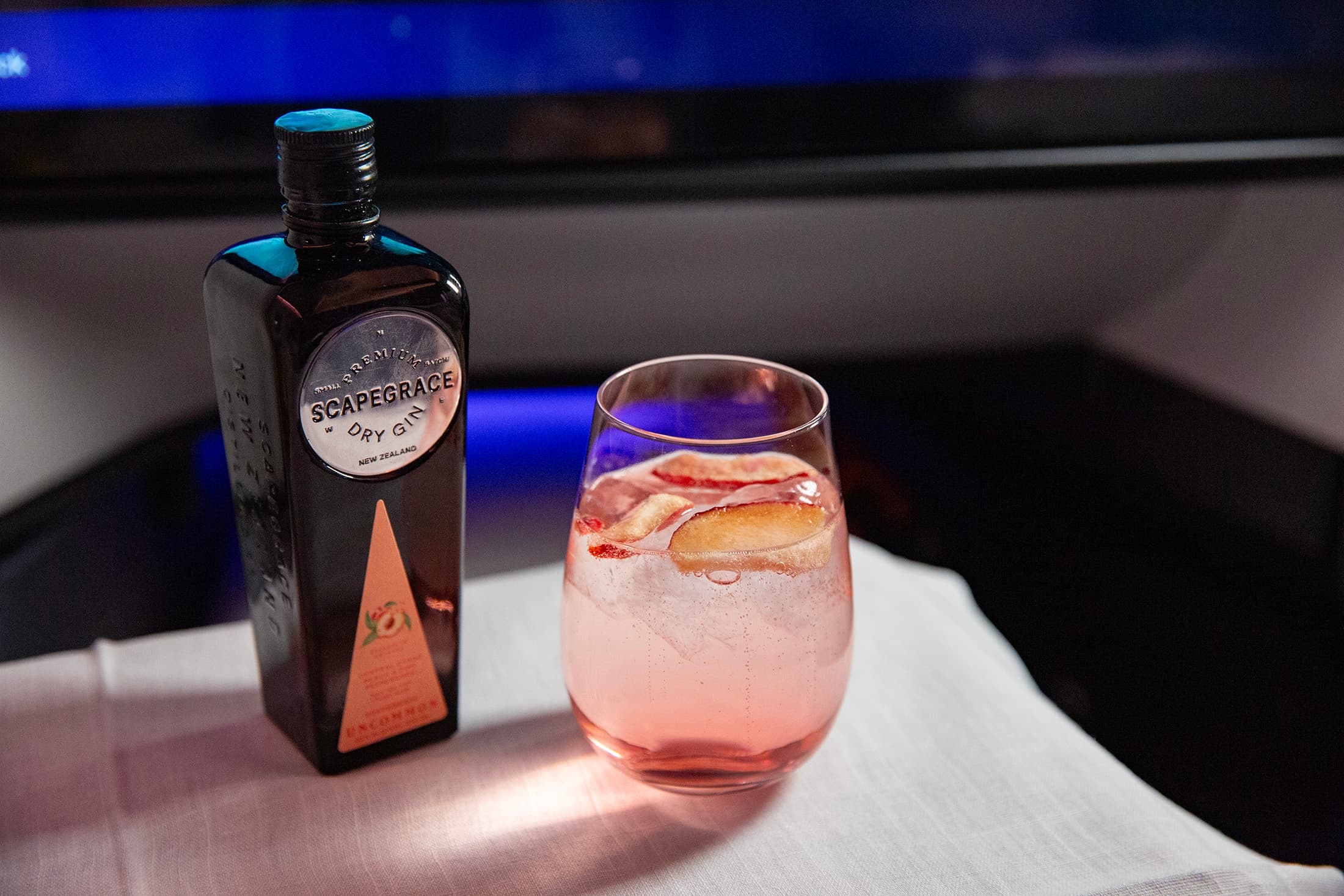 商務艙限定「燦金微醺Gold Blush」以Scapegrace Uncommon Gin搭配蘇打水、冷凍乾燥白桃，帶著桃香與粉紅胡椒氣息。