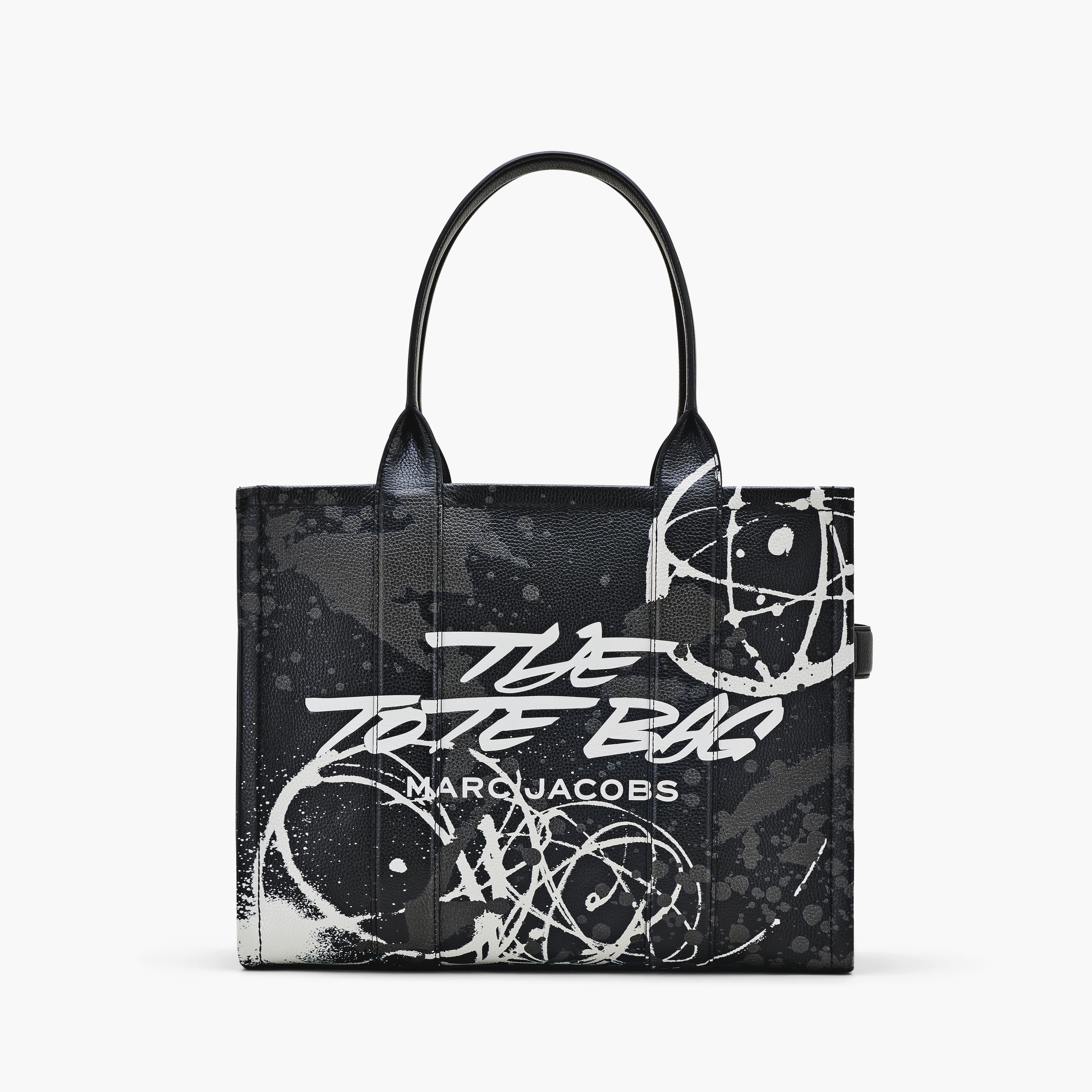 MARC JACOBS X FUTURA聯名系列THE LARGE TOTE皮革包 NT$28,600。（美之心提供）