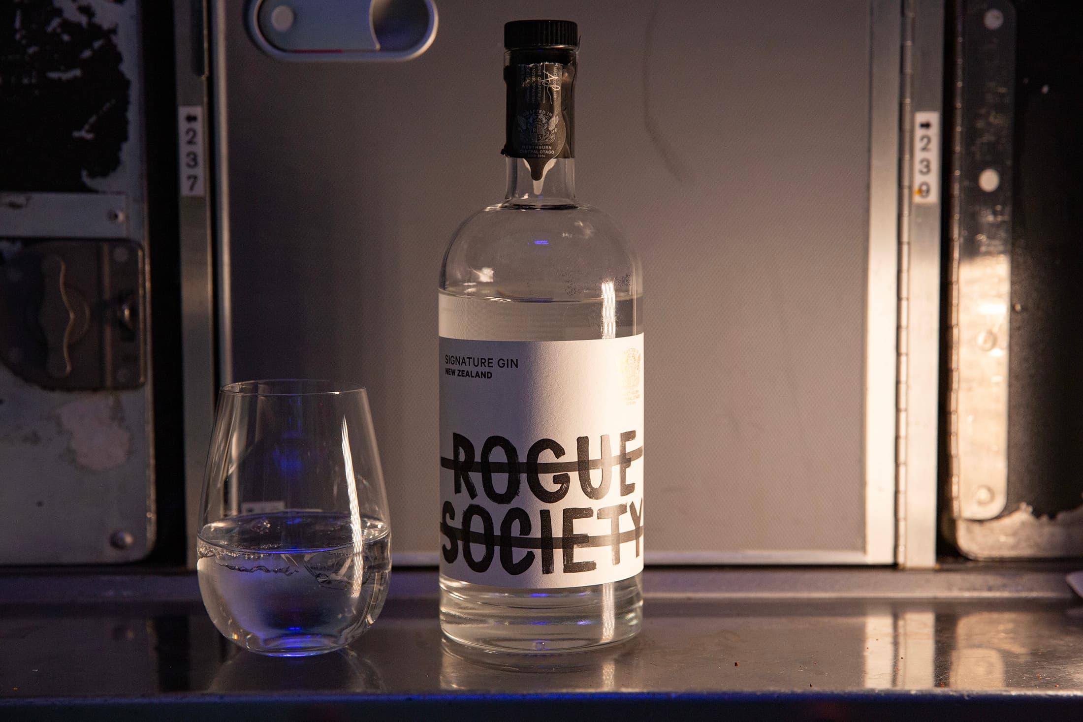 豪經艙也喝得到來自紐西蘭的Rogue Society Gin，可搭配通寧水或蘇打水調飲，讓旅程從空中先嘗一口紐西蘭風味。
