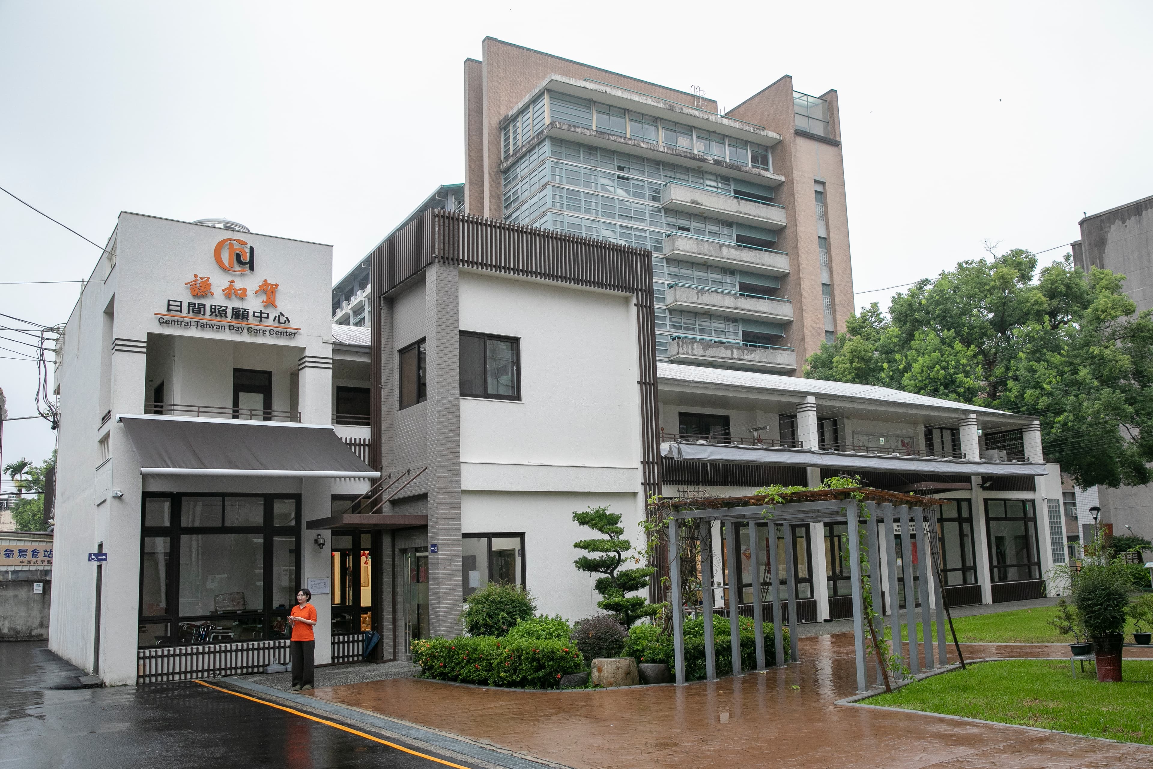 中臺科大將舊語言中心改造成「謙和賀」日照中心，長者因此能在校園裡生活、復能。