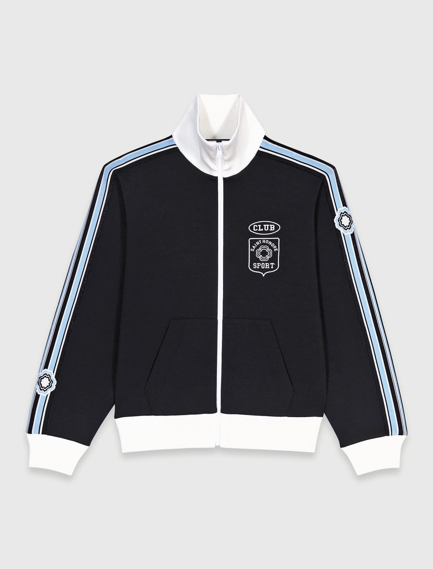 條紋刺繡徽章運動外套。NT$9,490（Maje提供）