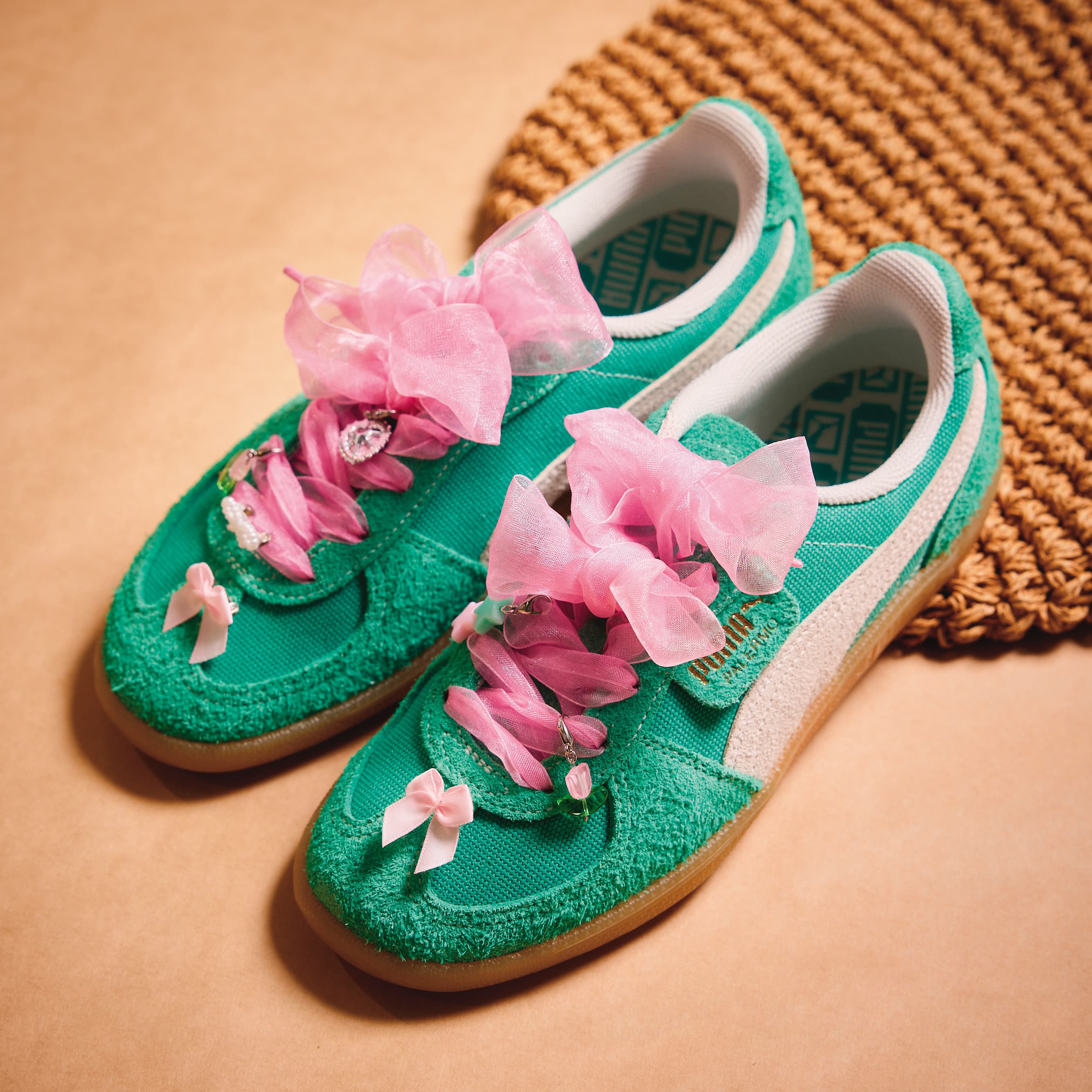 購買PUMA Palermo指定鞋款，即贈Y2K蝴蝶結鞋扣掛飾組，限量發送，贈完為止。（PUMA提供）
