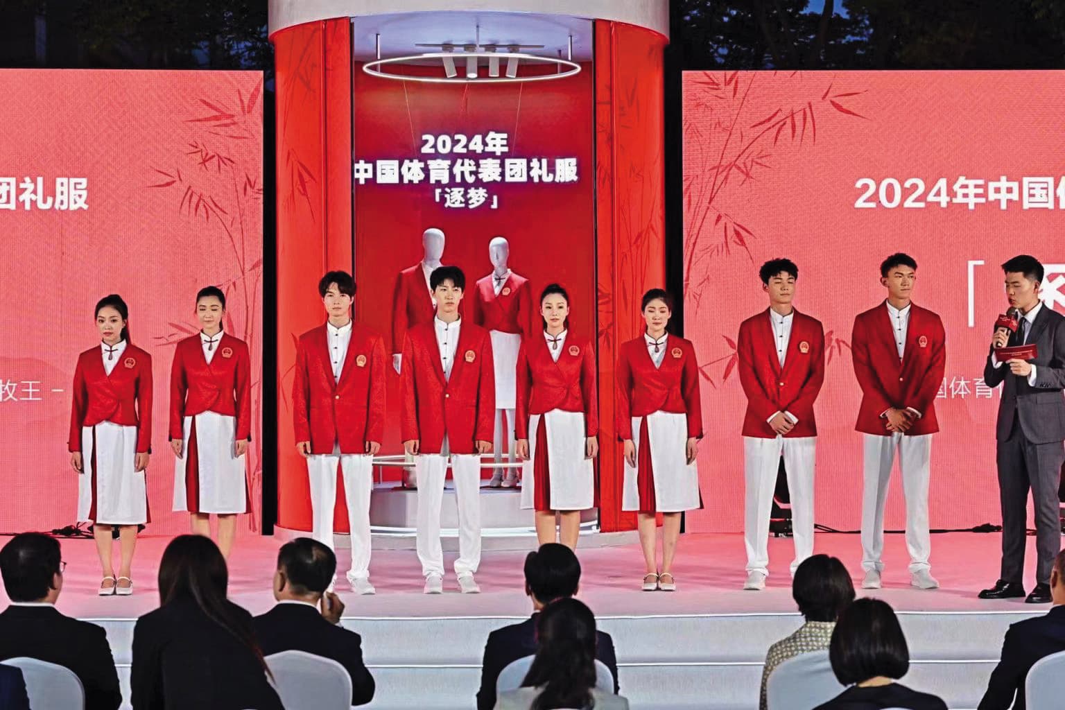 中國隊進場服以「逐夢」為主題，女裝設計卻挨批「像極了服務員制服」。（翻攝自中國隊微博）